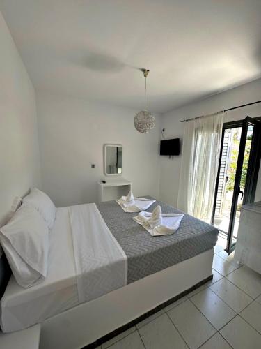 Giường trong phòng chung tại Santorini Style Rooms