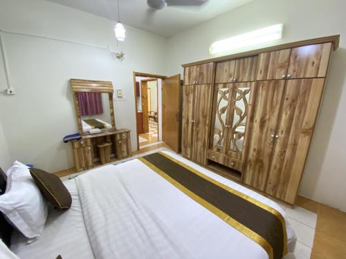 um quarto com uma cama grande e uma parede de madeira em نماء للشقق الفندقية em Abha