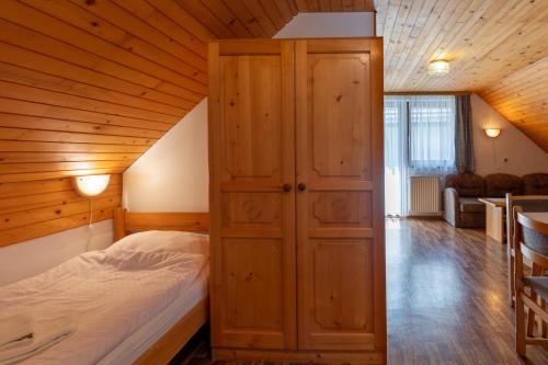 um quarto com uma cama num quarto de madeira em Apartment Malej em Bohinj