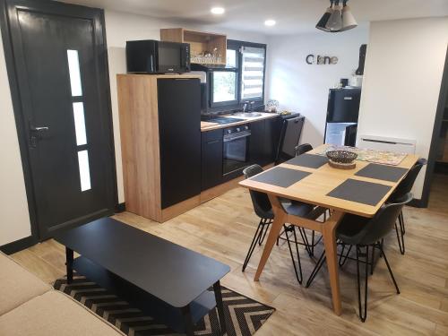 une cuisine et une salle à manger avec une table et des chaises dans l'établissement COSY, à Coubron