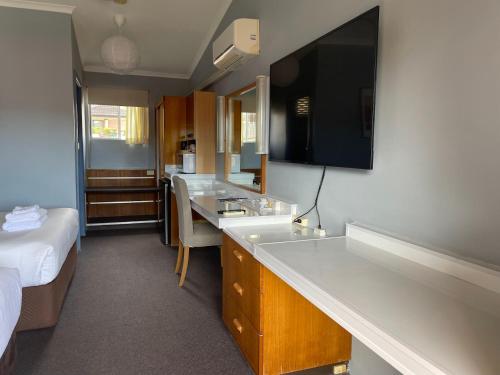 TV a/nebo společenská místnost v ubytování Waterview Gosford Motor Inn
