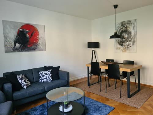 - un salon avec un canapé et une table dans l'établissement 2 BR - Kingsize Bett - Garten - Parken - Küche, à Zurich