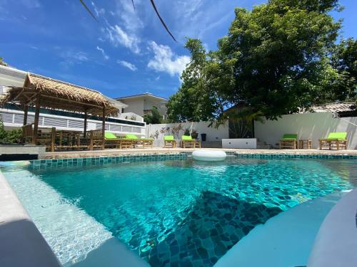 uma piscina com água azul em frente a uma casa em Crystal Bay Tropical Residence em Koh Samui 