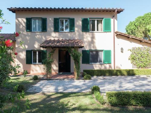 ein großes Haus mit grünen Rollläden und einem Hof in der Unterkunft Attractive and spacious villa with pool in Magliano Sabina