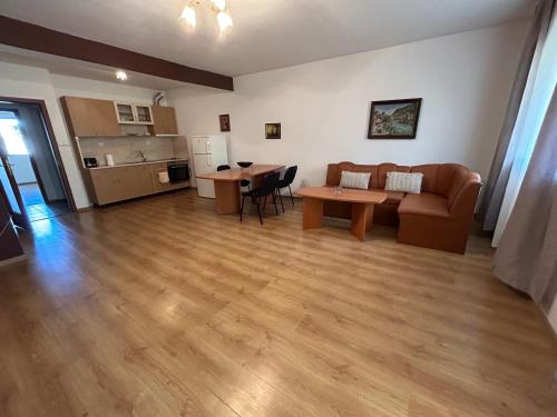 ein Wohnzimmer mit einem Sofa und einem Tisch in der Unterkunft АПАРТАМЕНТ МАЯ in Kasanlak