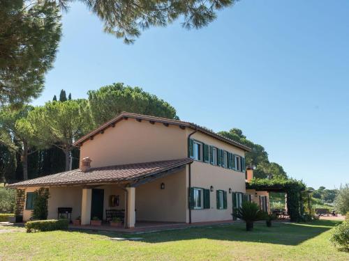 ein Bild eines Hauses mit Garten in der Unterkunft Attractive and spacious villa with pool in Magliano Sabina