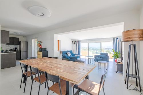 Il dispose d'une cuisine et d'un salon avec une table et des chaises en bois. dans l'établissement Villa Elda - Charmante maison vue mer - Plage à pied, à Saint-Peïre-sur-Mer