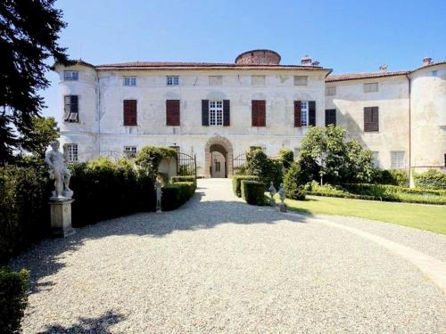 un gran edificio blanco con una estatua delante de él en Luxurious Apartment in Rocca Grimalda with Garden, en Rocca Grimalda