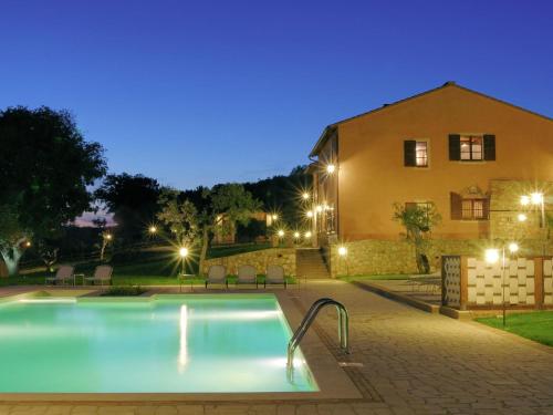 una piscina frente a una casa por la noche en Elegant apartment only 1 hour from Rome, en Narni
