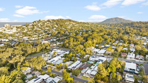 eine Luftblick auf eine Stadt mit einem Berg in der Unterkunft Brand new coastal oasis - family & pet friendly. in Coolum Beach