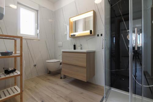 Ένα μπάνιο στο New modern villa Relax with private pool near the town and beach by WiiBuk