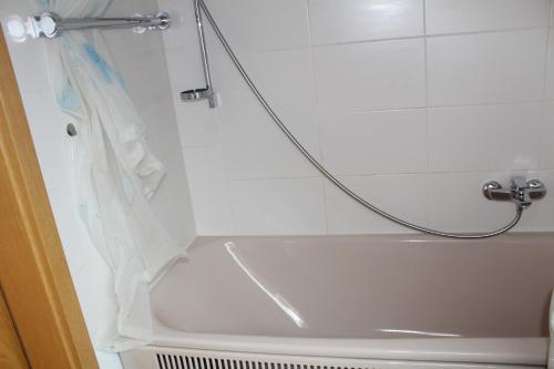 La salle de bains est pourvue d'une douche et d'une baignoire. dans l'établissement Ferienwohnung Fernsicht, à Zwiefalten