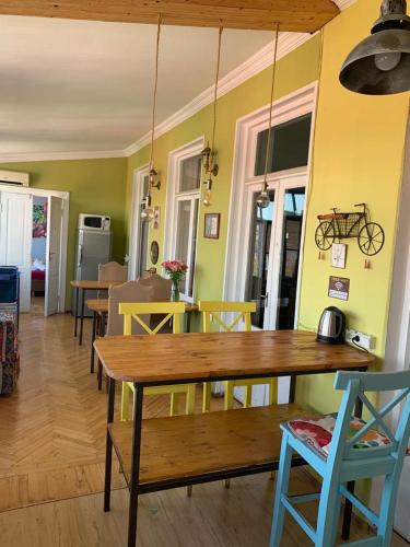トビリシにあるHostel ERAのダイニングルーム(テーブル付)、壁に自転車を設置