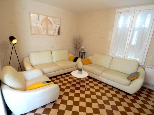 a living room with two white couches and a checkered floor at L'Amboisienne, Au pays des châteaux in Amboise
