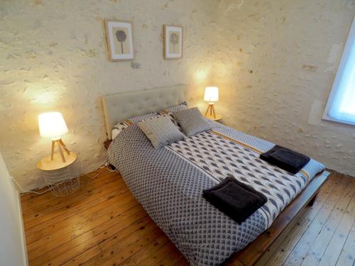 sypialnia z łóżkiem z 2 lampami w obiekcie L'Amboisienne, Au pays des châteaux w mieście Amboise