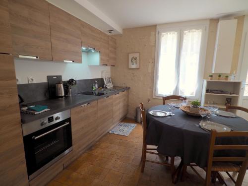 eine Küche mit einem Tisch und einem Esszimmer in der Unterkunft L'Amboisienne, Au pays des châteaux in Amboise