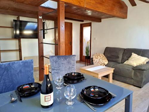 un salon avec une table avec une bouteille de vin dans l'établissement Apartmani Kozala, à Rijeka