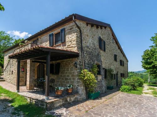 BiscinaにあるFarmhouse in hilly area in Gubbio with poolの外観石造りの家
