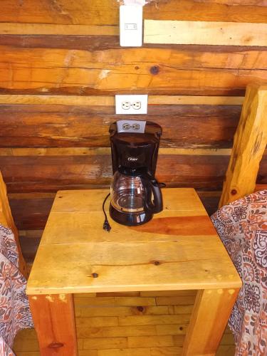 a coffee maker sitting on top of a wooden table at Parador Arew 1 La Energa Que Impulsa El Alma in Creel