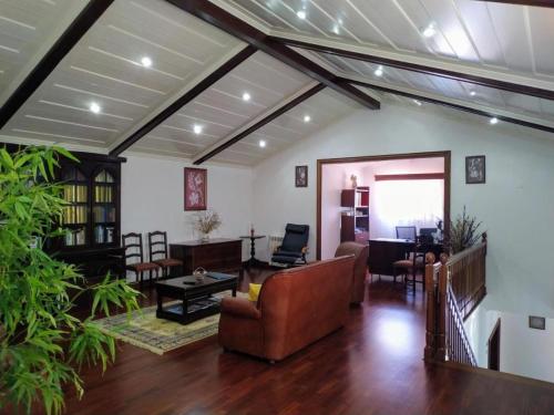 uma sala de estar com um sofá e uma mesa em Bettencourt 2 Rooms em Santa Cruz da Graciosa