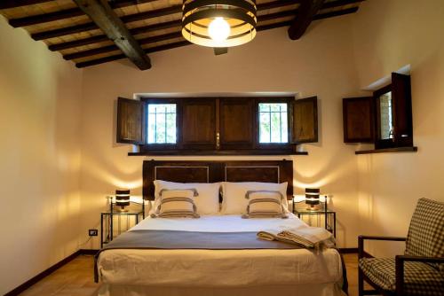 una camera da letto con un grande letto con due sedie di La Capparuccia a Civitanova Marche