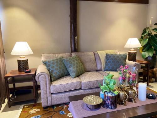 Ein Sitzbereich in der Unterkunft Miraaya Wellness and Golf Resort