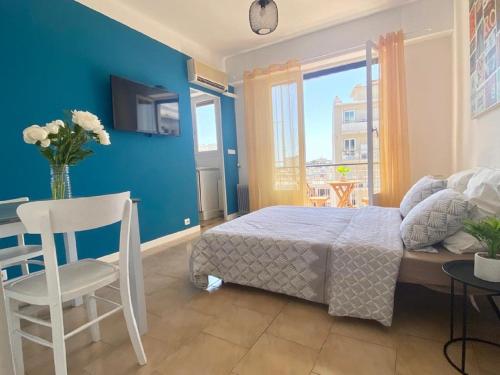 Studio à 100 m de la plage avec clim et balcon