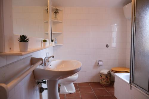 Et badeværelse på Casa Bianchi - Villa immersa nel verde