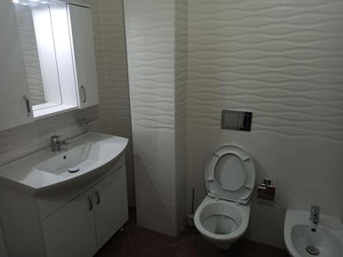 Koupelna v ubytování Lovely new apartment near the historic center.