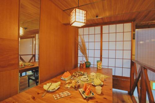 una cucina con tavolo in legno e cibo di TOKYO E JOY INN West Shinjuku Branch a Tokyo