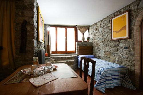 - une salle à manger avec une table et un lit dans l'établissement Villa Gallorosso, à Settignano