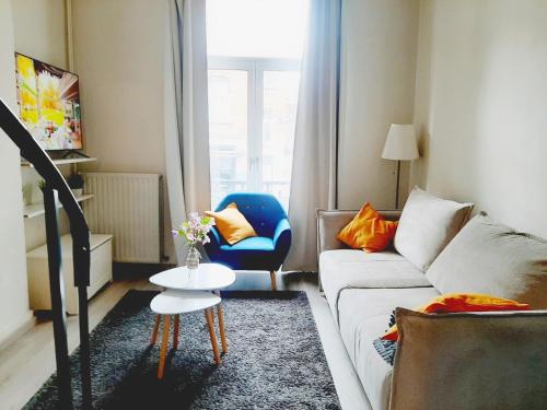 a living room with a couch and a chair at Superbe appartement au coeur du quartier européen in Brussels