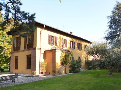 ファエンツァにあるElegant Holiday Home in Faenza with Garden and Poolの黄色の大きな建物