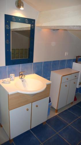 bagno con lavandino e specchio di Le Gîte ROUGE a Saujon