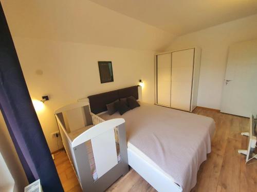 Ein Bett oder Betten in einem Zimmer der Unterkunft Ispod duge