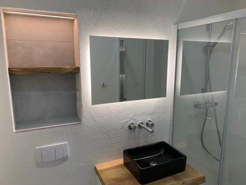a bathroom with a sink and a mirror at Zielony Daszek in Sianozety