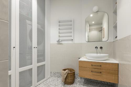 a bathroom with a sink and a shower at NORDBYHUS Apartamenty Seredyńskiego in Gdańsk