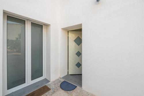 an empty room with a door and a window at Casa Manu in Assemini
