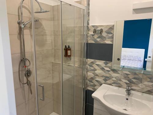 bagno con doccia e lavandino di La Bussola Airport Affitta Camere a San Giovanni Teatino
