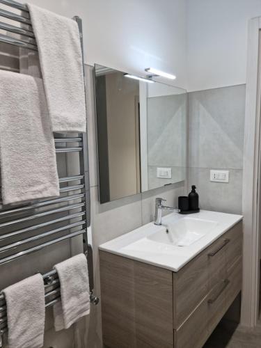 bagno con lavandino e specchio di KD Apartment, accogliente, moderno e spazioso. a Castel di Sangro