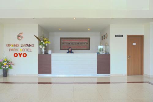 Ο χώρος του λόμπι ή της ρεσεψιόν στο Liberta Hotel Grand Sayang Makassar