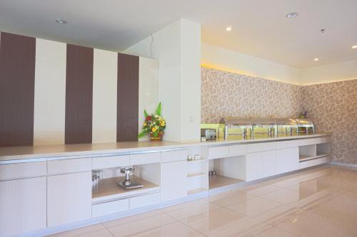 Η κουζίνα ή μικρή κουζίνα στο Liberta Hotel Grand Sayang Makassar