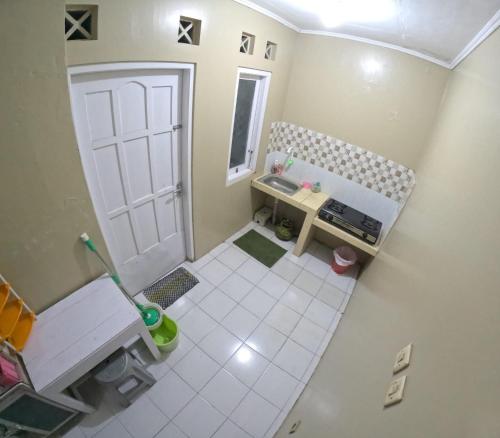 mit Blick auf ein Bad mit WC und Tür in der Unterkunft Omah 430 Suryowijayan in Ngabean