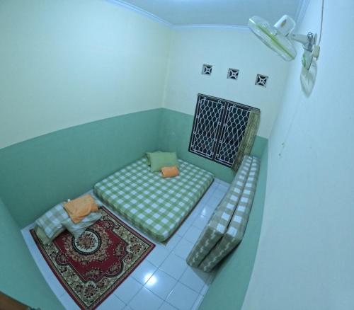 Habitación pequeña con banco y mesa en Omah 430 Suryowijayan, en Ngabean