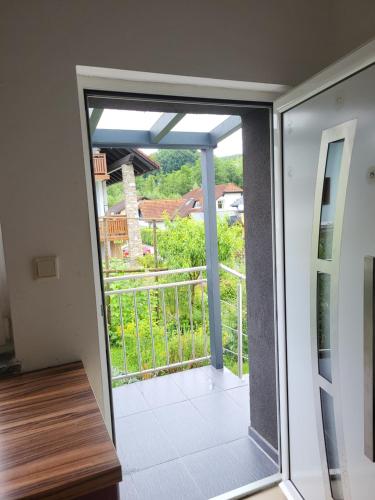 uma porta aberta para uma varanda numa casa em Schöne 2 zwei Zimmer Wohnung em Gleisdorf