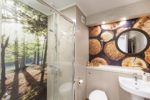 クーパーにあるHedgehog Lodge with Hot Tubのバスルーム(シャワー付)が備わります。