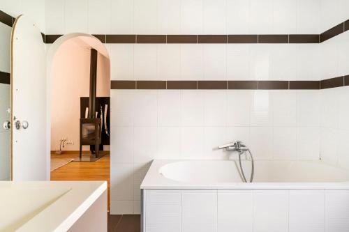 ein Badezimmer mit einem Waschbecken und einer Badewanne in der Unterkunft Belle villa au calme avec piscine in Antibes