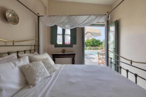 Un dormitorio con una cama grande y un balcón. en Villa Historia, en Oia