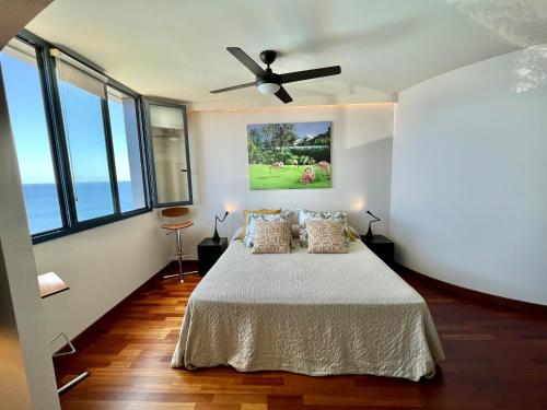 um quarto com uma cama e uma ventoinha de tecto em Home2Book El Encanto De la Torre I em Santa Cruz de Tenerife