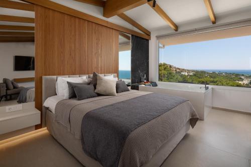 Postel nebo postele na pokoji v ubytování Pefkos View Suites & Maisonette